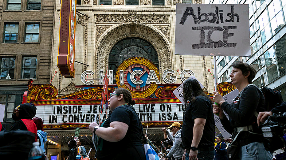 DHS ‘blitzes’ Chicagoland, netting ‘many arrests’ as Noem onsite for immigration crackdown