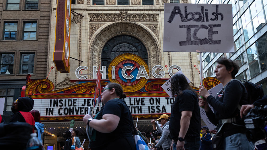 DHS ‘blitzes’ Chicagoland, netting ‘many arrests’ as Noem onsite for immigration crackdown