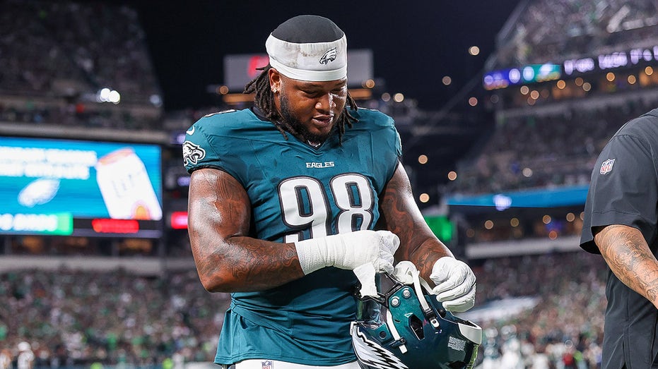 Eagles star Jalen Carter ejected for spitting on Cowboys' Dak Prescott before first snap of NFL season
