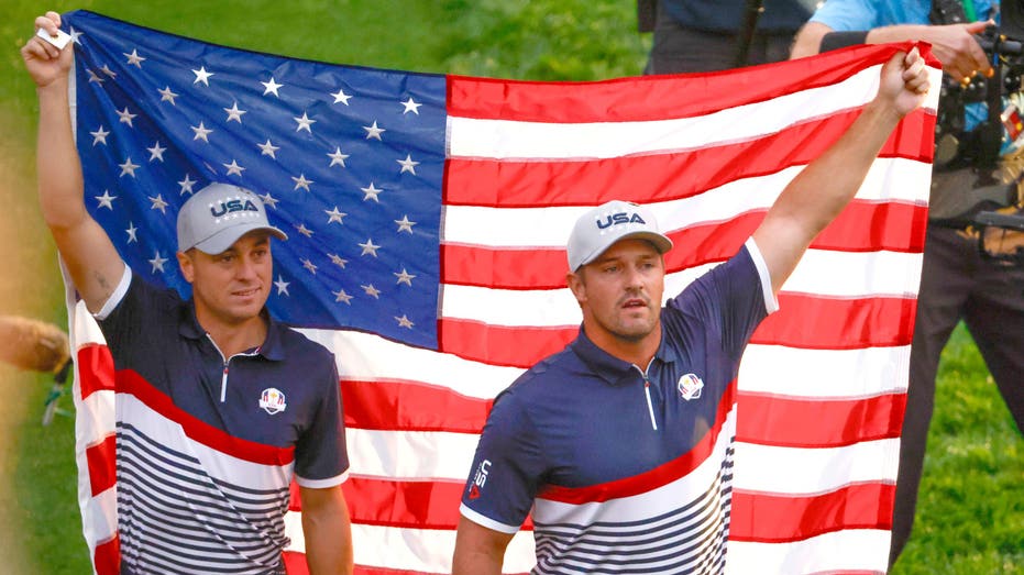 Bryson DeChambeau, Justin Thomas drape USA flag on first tee as fans sing national anthem at Ryder Cup