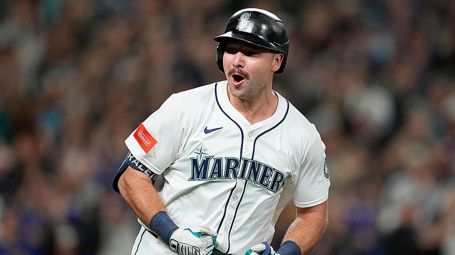 Cal Raleigh slugs 60th home run as Mariners clinch AL West title