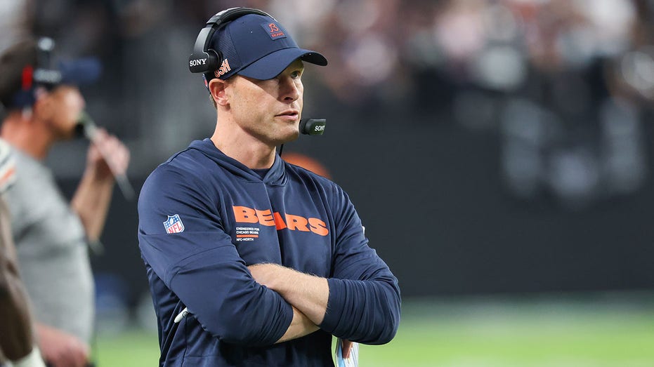 Bears Coach Ben Johnson Shows Tense Exchange with Sideline Reporter During Win