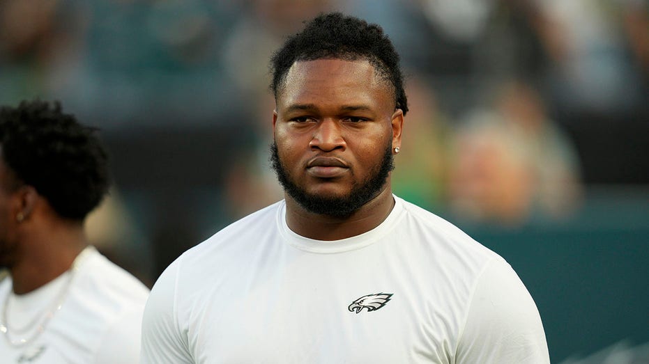 Eagles star Jalen Carter ejected for spitting on Cowboys' Dak Prescott before first snap of NFL season