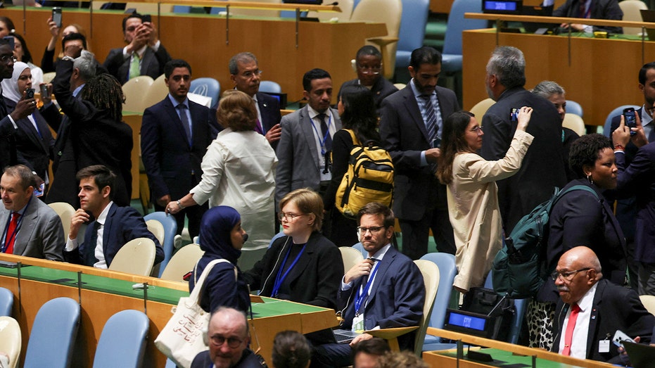 UN delegates walk out of Netanyahu address after cheering Palestinian leader day before