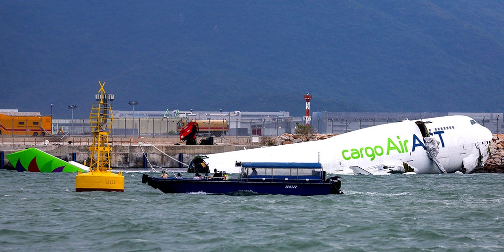 2香港ドル 2 killed after cargo plane in Hong Kong veers off runway | Fox News