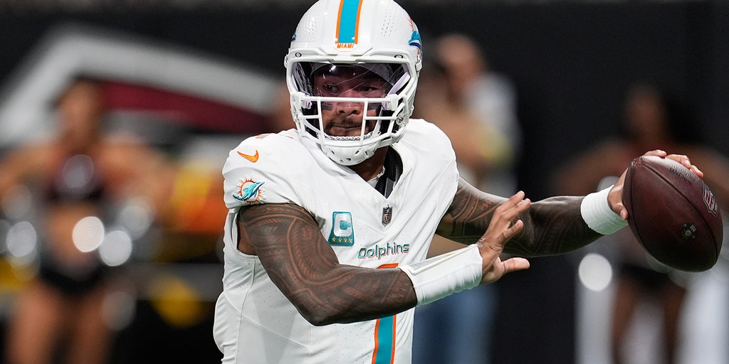 Dolphins' Tua Tagovailoa throws 4 touchdown passes with swollen eye