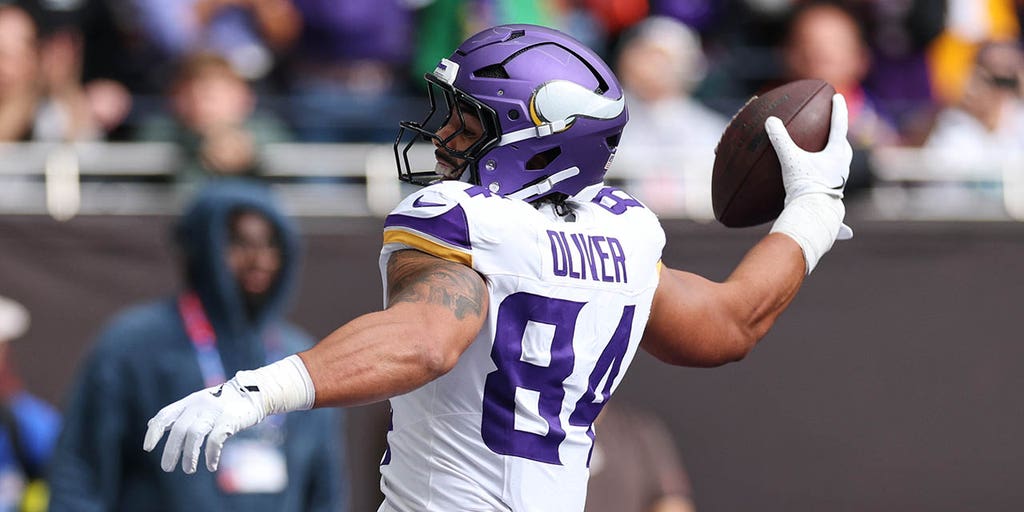 nfl-vikings-josh-oliver-100525