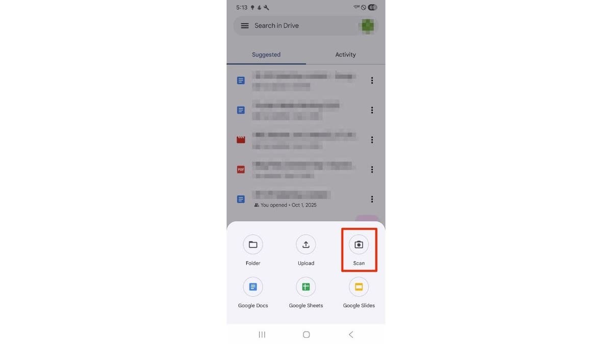 Android ierīces ekrānā ir redzams Google diska interfeiss ar skenēšanas ikonu, kas iezīmēta apakšā, norādot, kur pieskarties, lai skenētu dokumentus tieši Diskā.