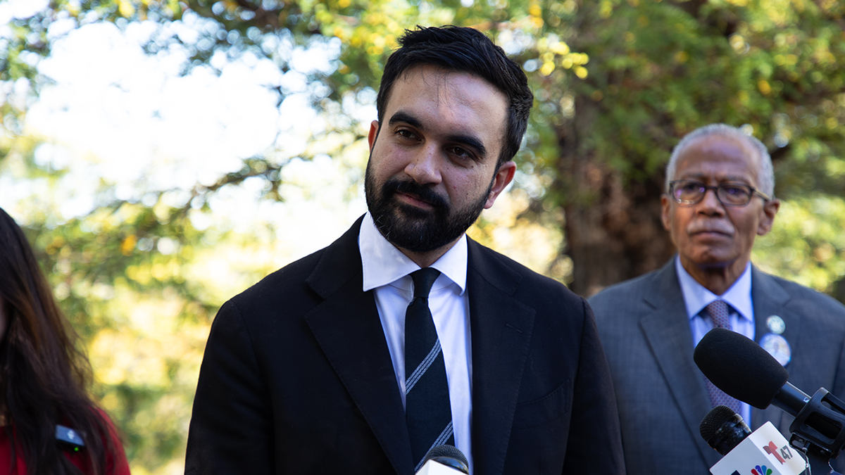 Zohran Mamdani habla con los periodistas