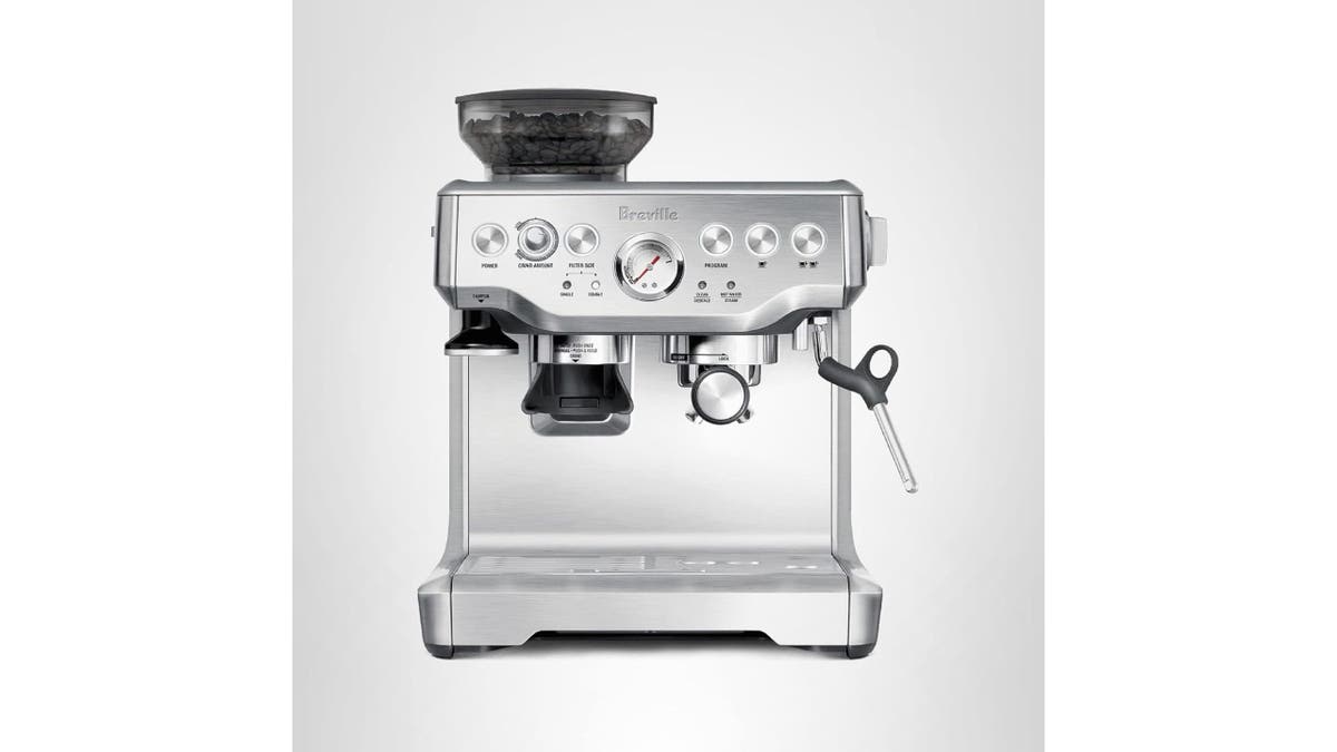 This professional quality espresso machine is easy to use, even for beginners. 