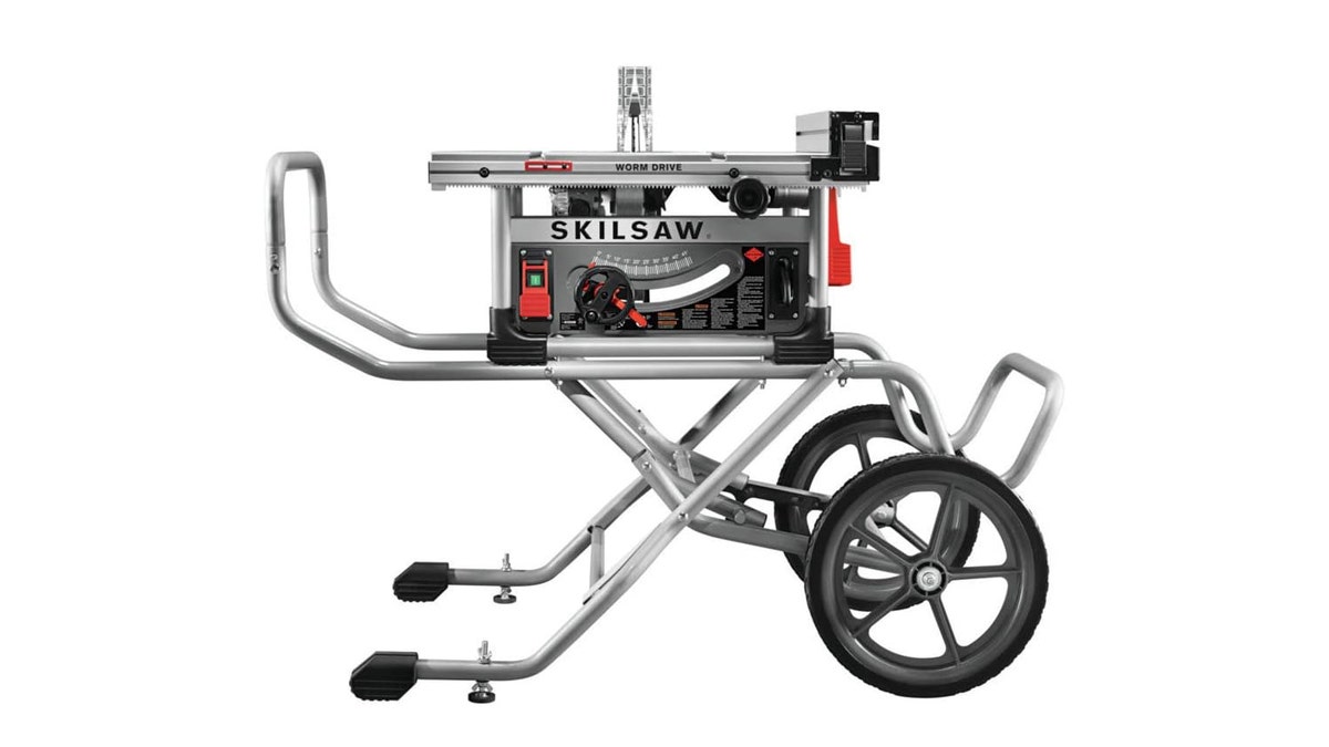 This heavy-duty table saw is best for experienced users. 