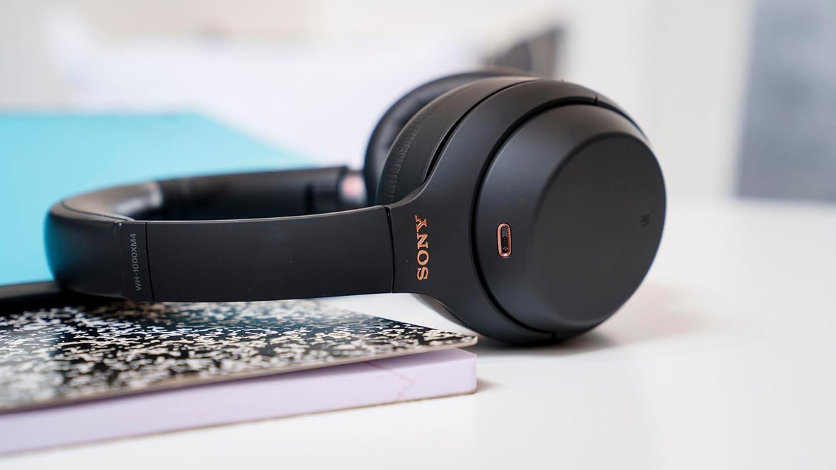 Automatically pause your music simply by taking the headphones off.