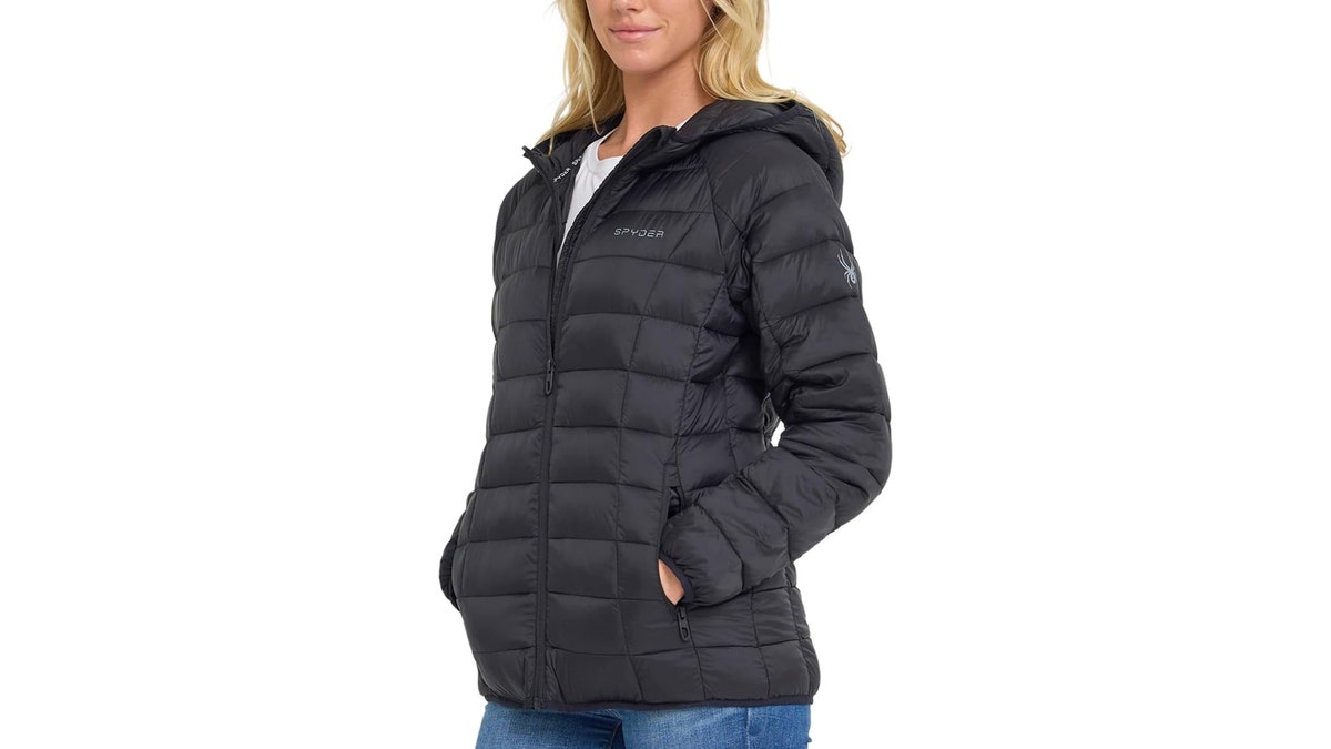 Stay warm but don't be weighed down when you wear this puffer jacket. 