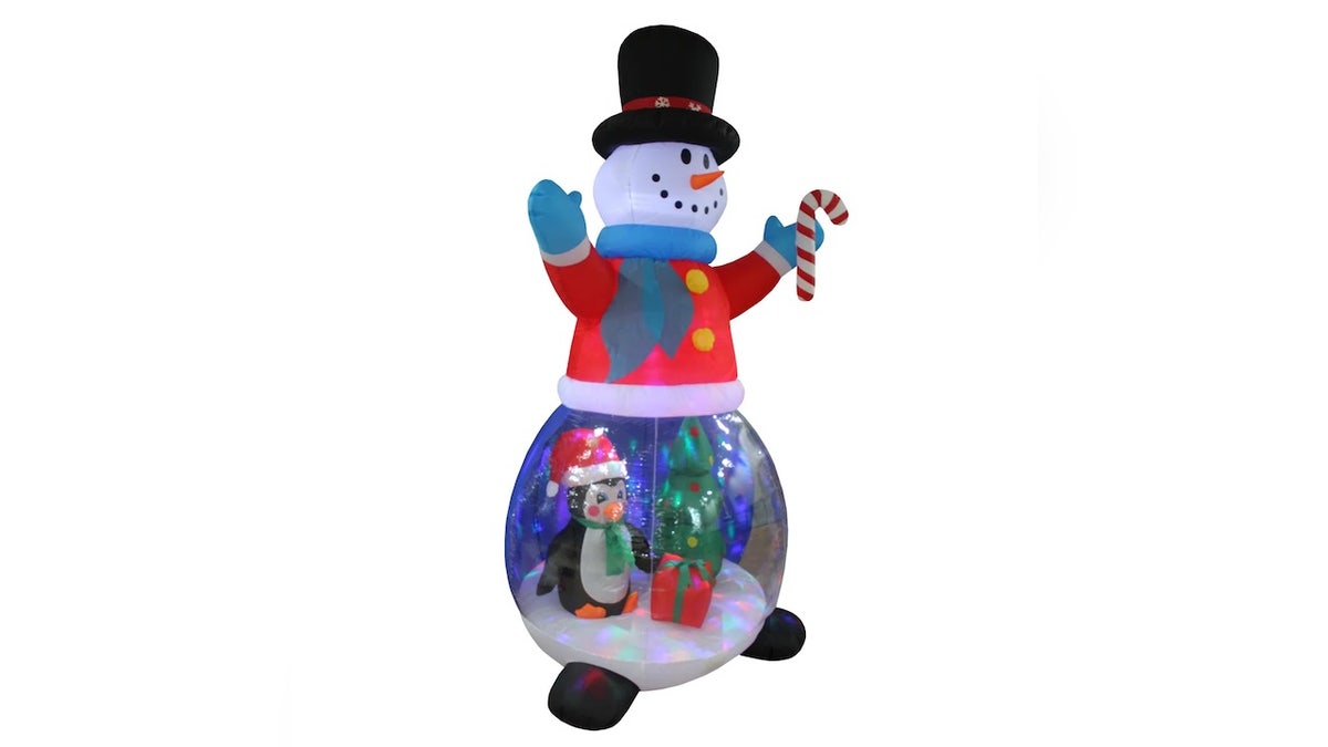 Este boneco de neve inflável de 2,5 metros também é um globo de neve.