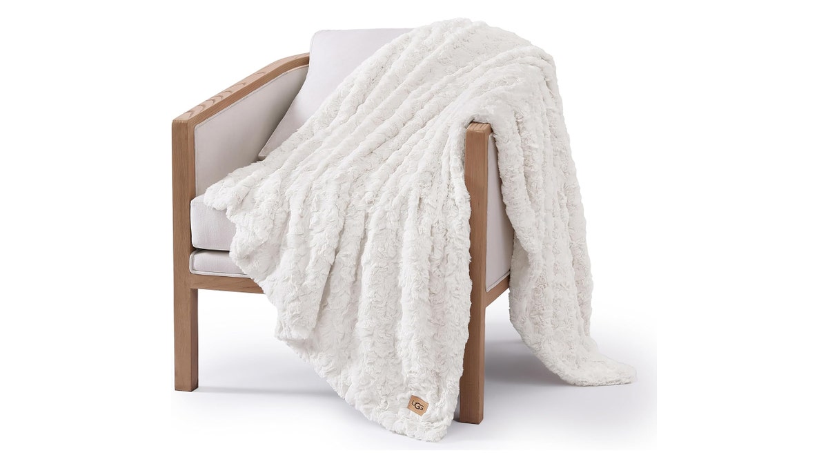 Cozy up with this super soft faux fur blanket. 