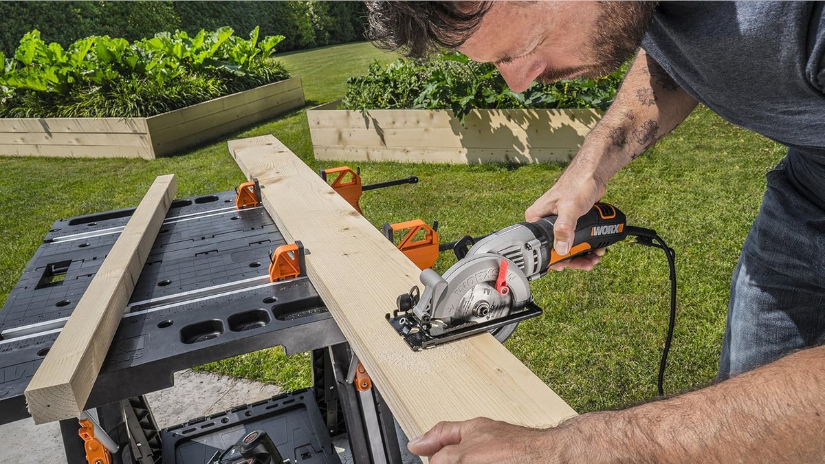 Take your workbench from job to job with this folding table and sawhorse. 
