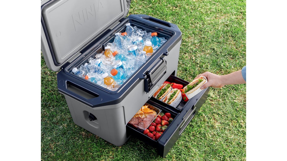 Keep your food and drinks separate with the bottom drawer and top compartment. 