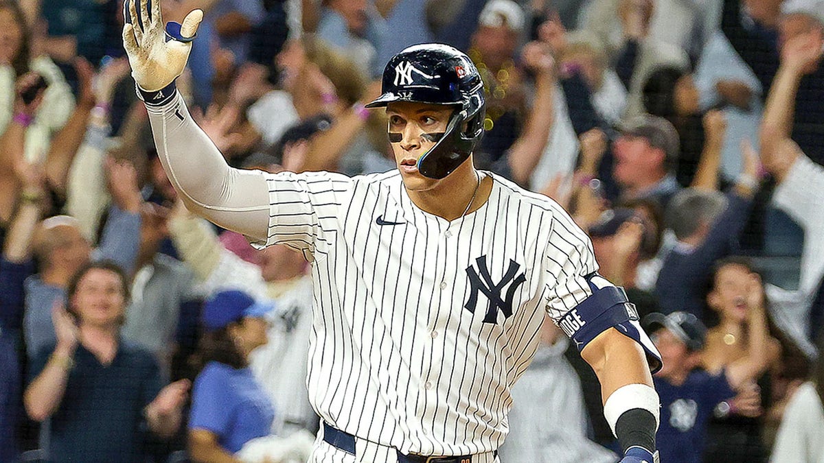 Aaron Judge celebrates home run