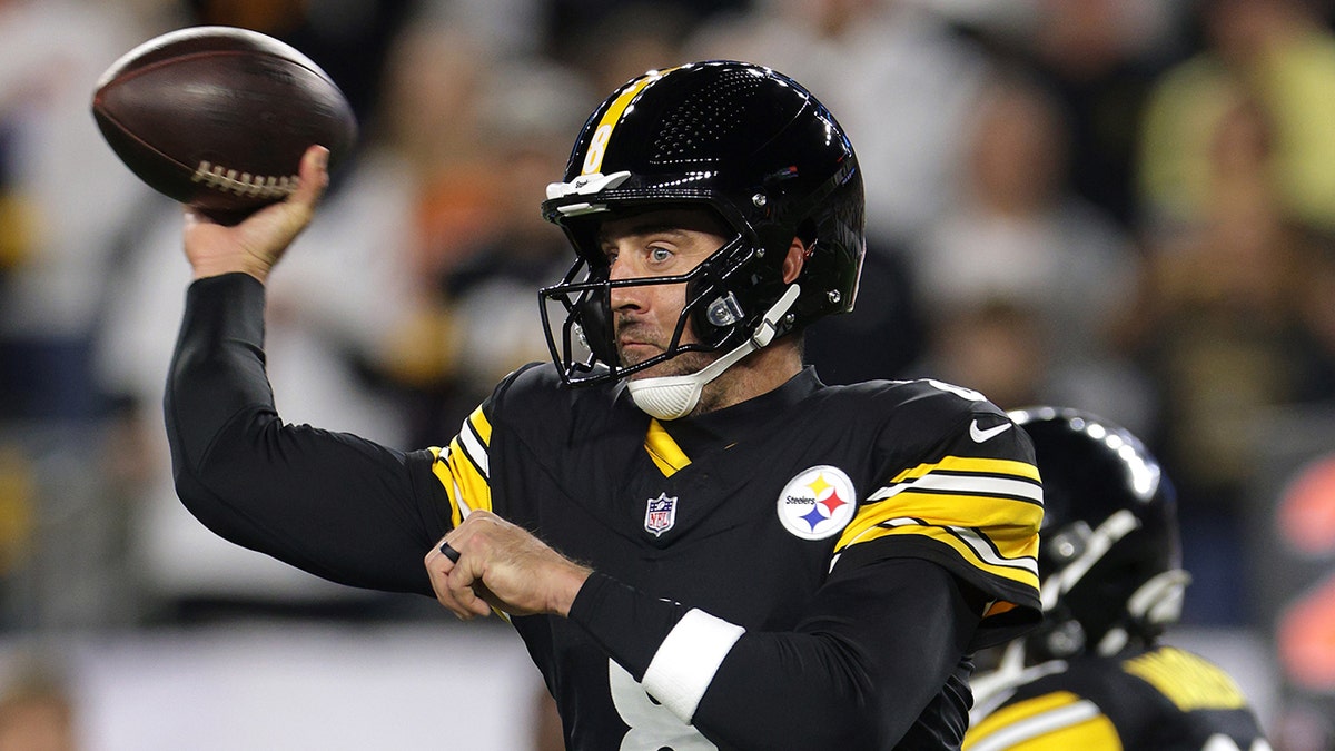 Aaron Rodgers throws pass