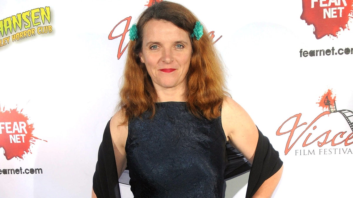 Abigail Hopkins usa vestido preto para evento