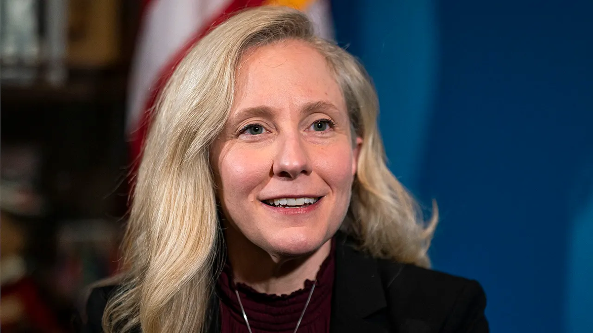 Abigail Spanberger está sorrindo aqui