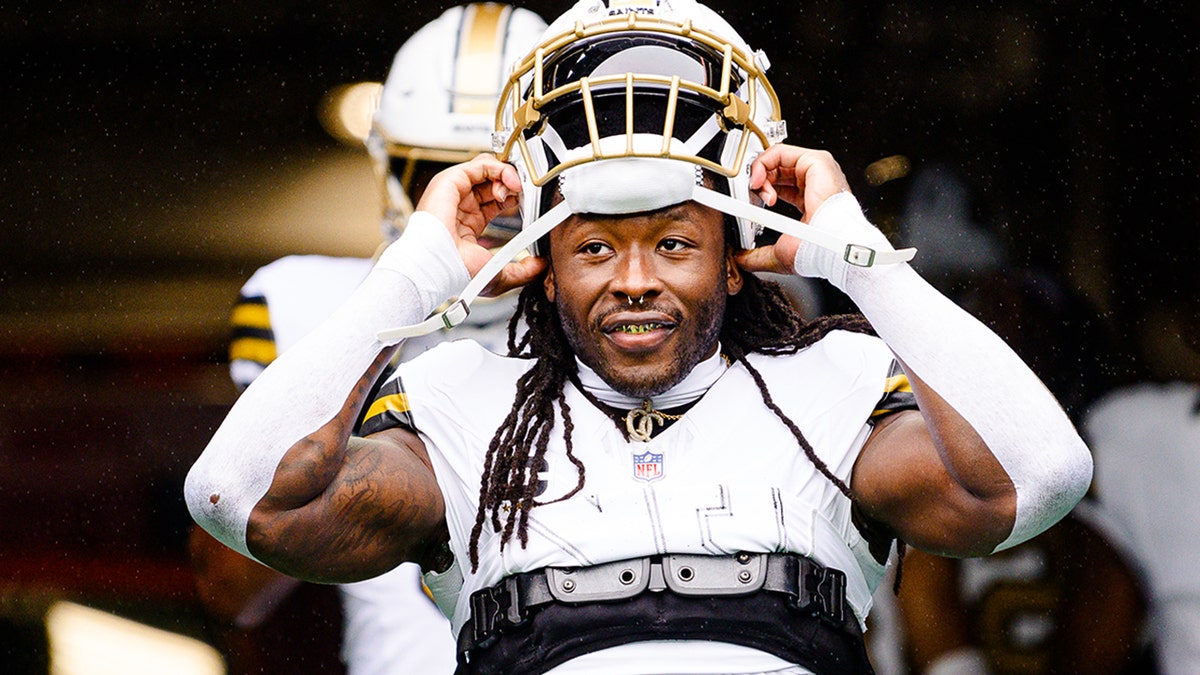 Alvin Kamara with helmet on his head