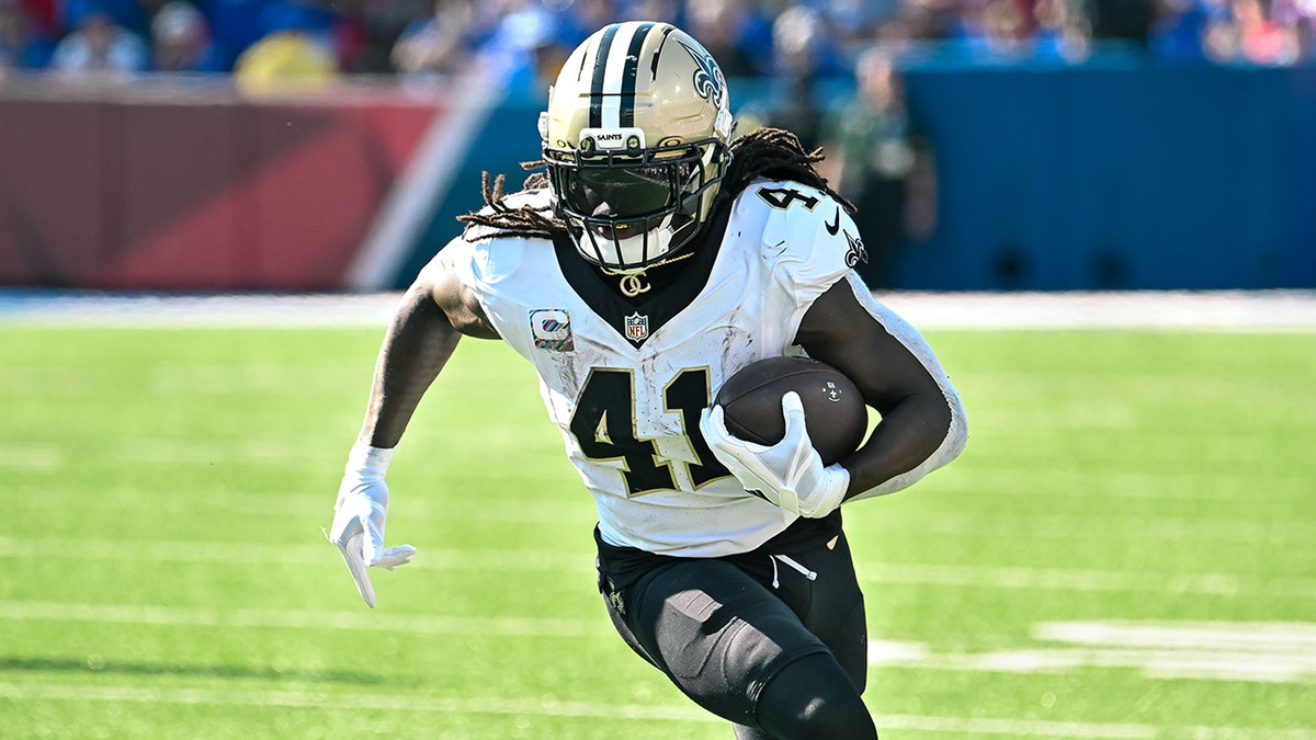 Alvin Kamara runs with the ball