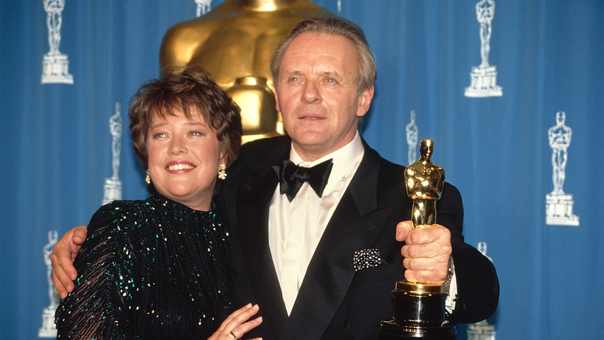 Anthony Hopkins memegang Academy Award untuk Aktor Terbaik bersama penyiar Kathy Bates.