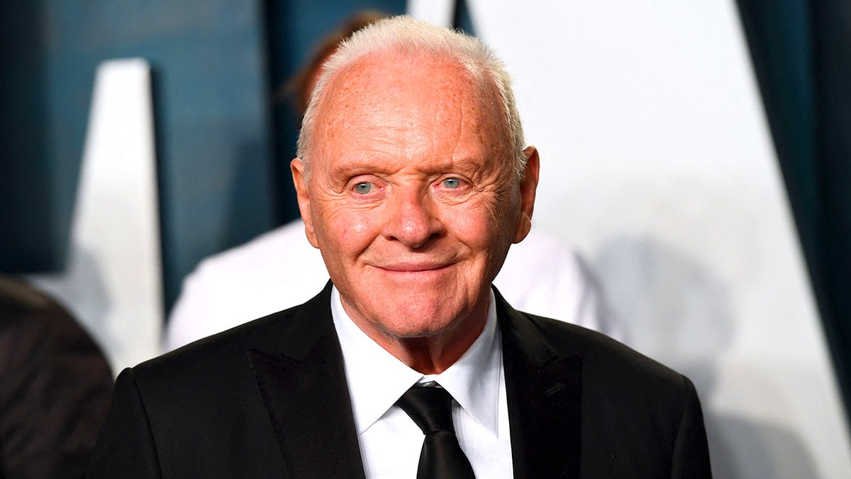 Anthony Hopkins berpose untuk foto saat menghadiri Pesta Oscar Vanity Fair setelah Academy Awards ke-94.