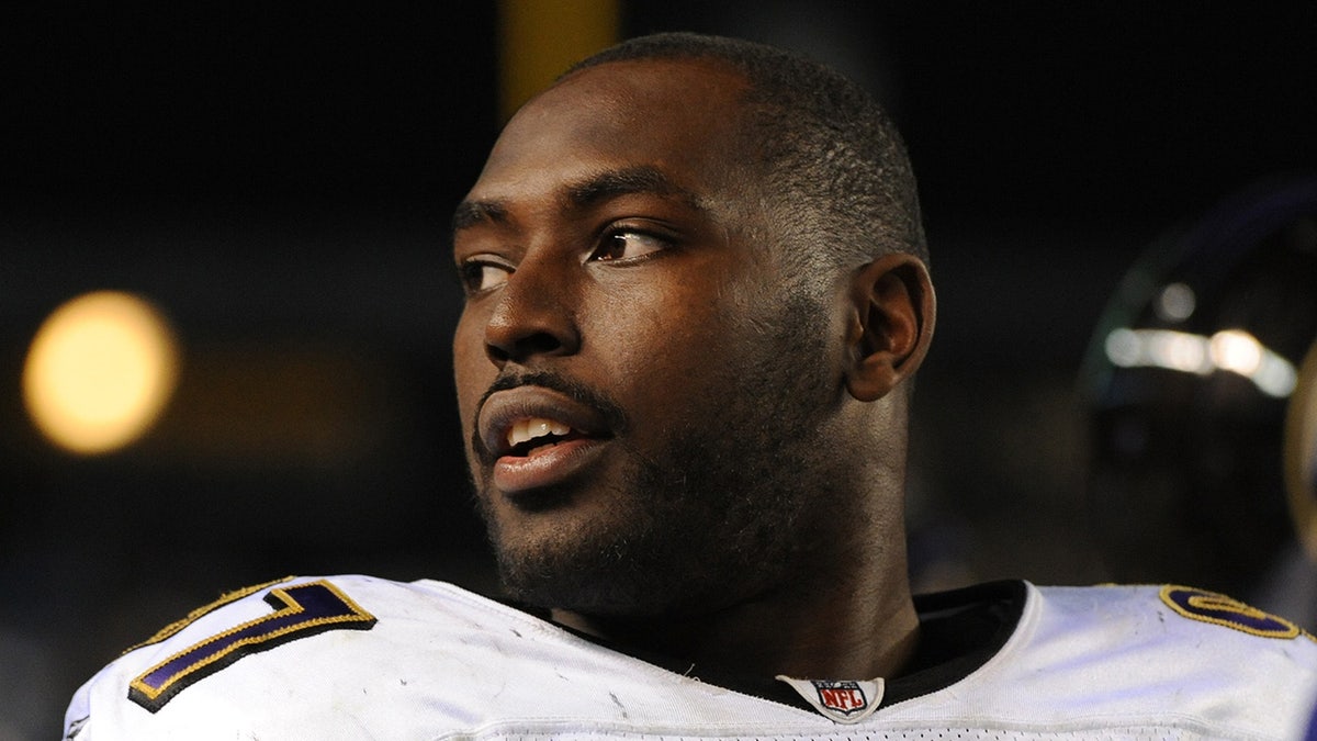 Arthur Jones wygląda z Baltimore Revent But Line