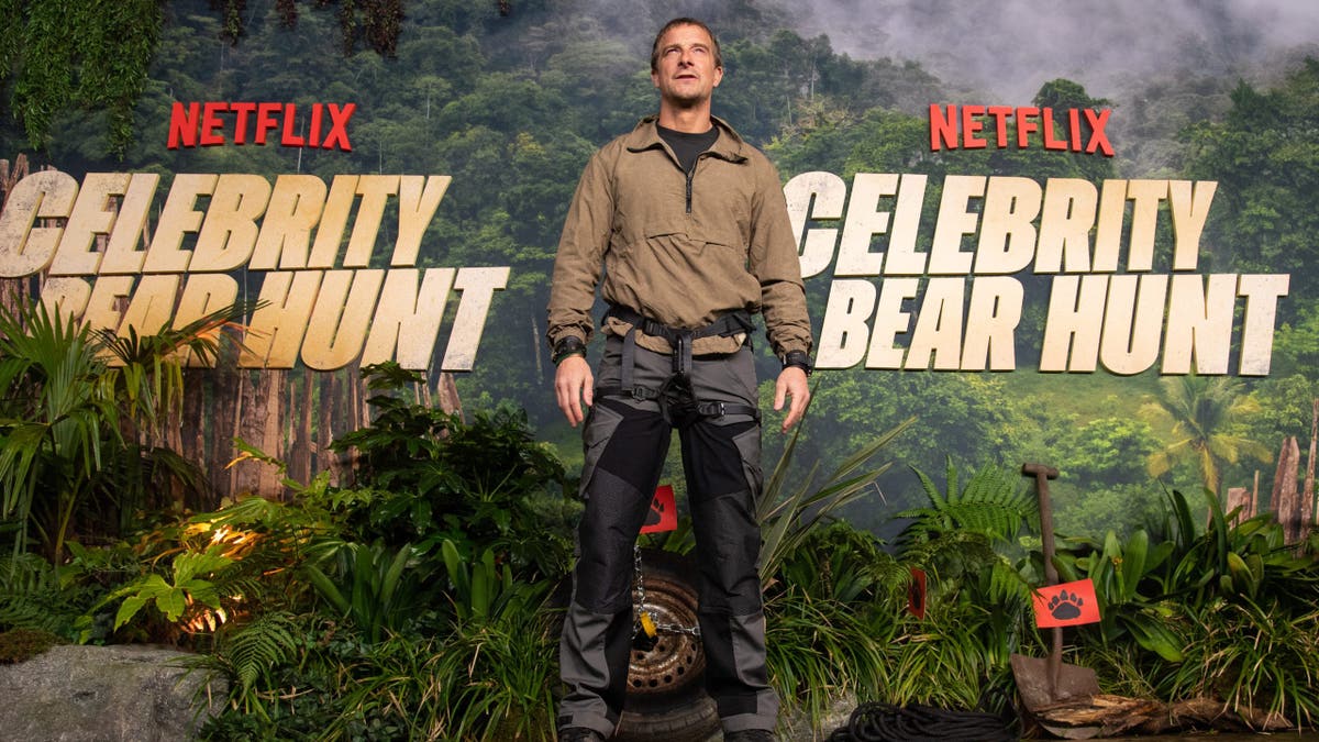 Bear Grylls dalam pemutaran film berburu beruang yang terkenal