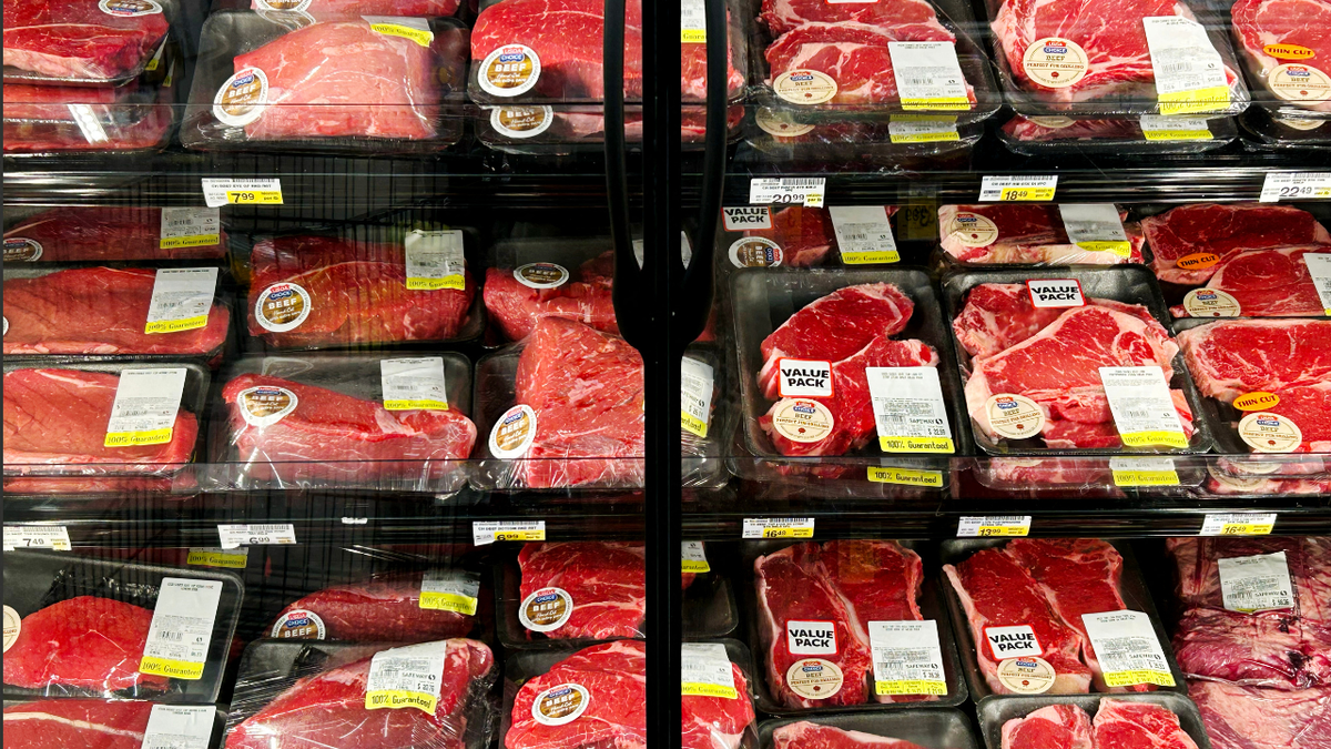 Daging sapi muncul di lemari es di dalam toko kelontong di Maryland