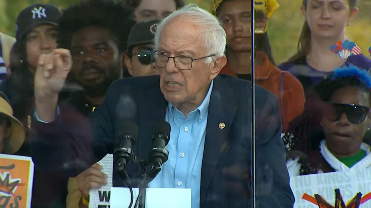 O senador Bernie Sanders, I-Vt., fala de cada vez