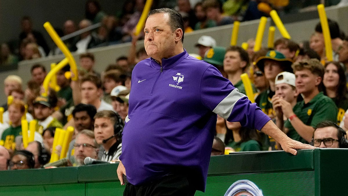 Billy Gillispie looks on
