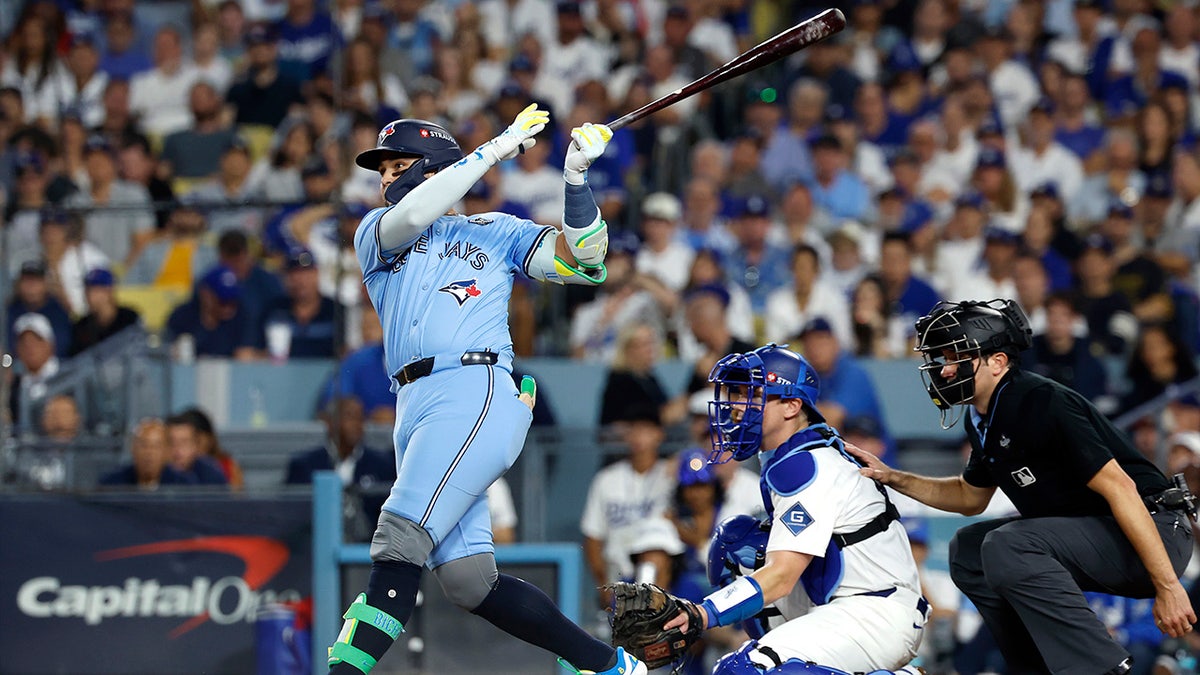 Bo Bichette mengayunkan home plate