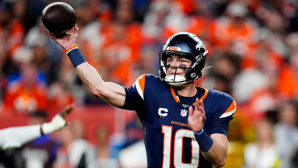 Bo Nix in action