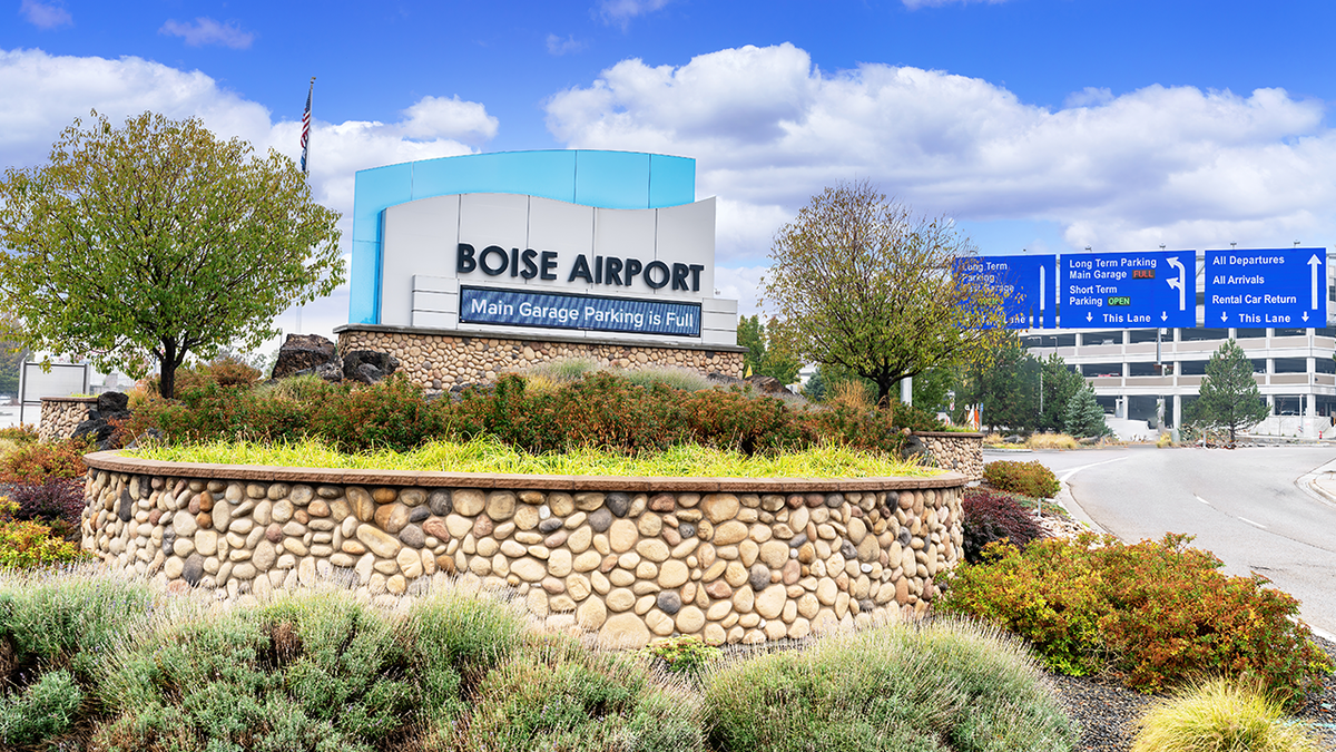 Sign welcoming airport patrons to Boise