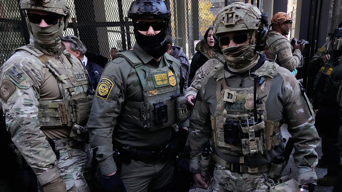 Gregory Bovino com agentes federais em Chicago