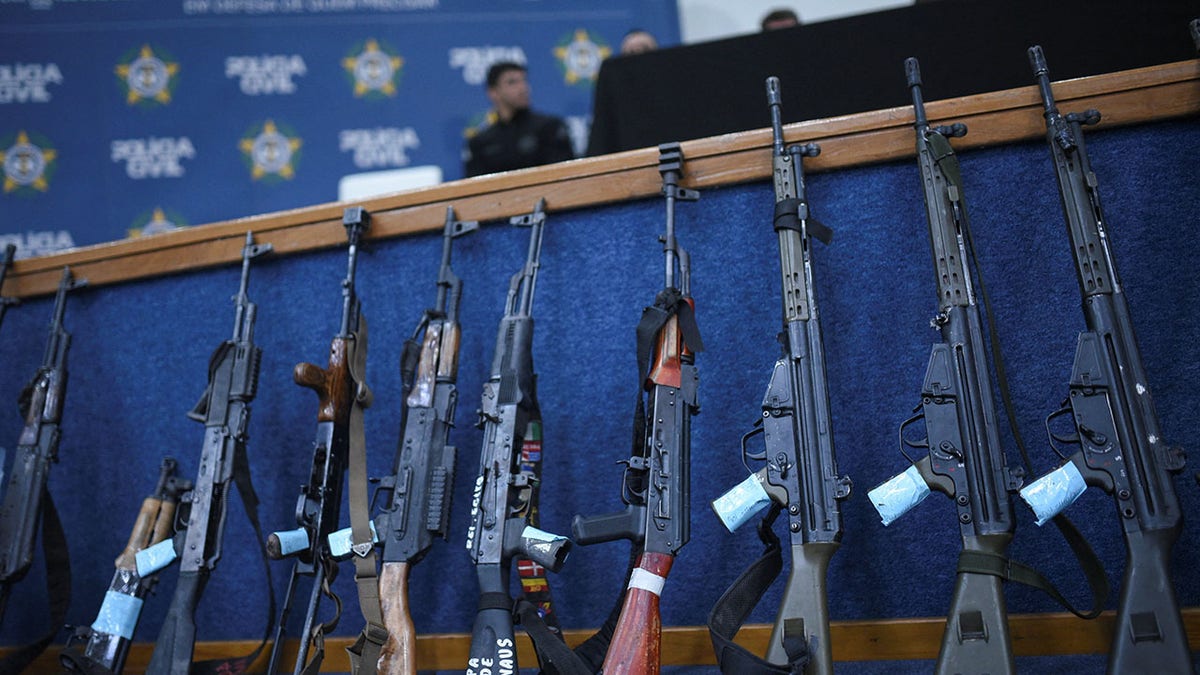 在巴西的襲擊中繳獲的武器。