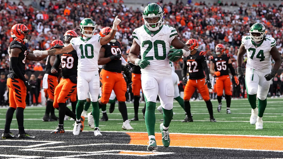 Breece Hall marca touchdown