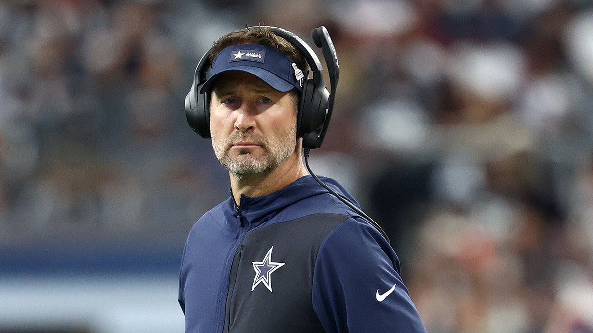 Brian Schottenheimer looks on