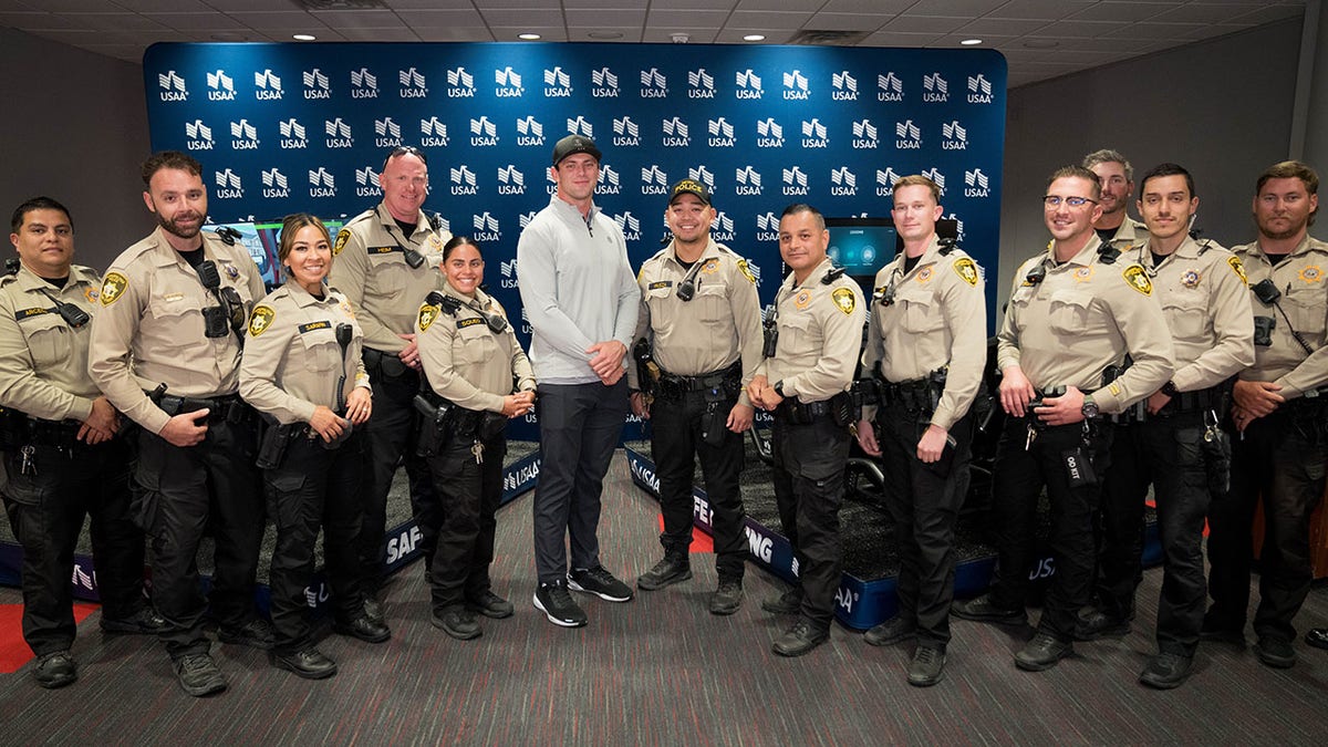 Brock Bowers com policiais