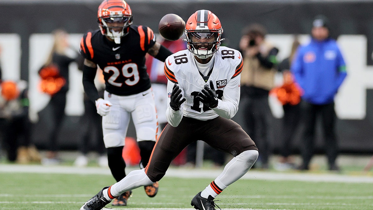 David Bell catches a pass