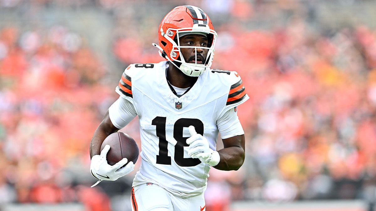 David Bell runs with the ball