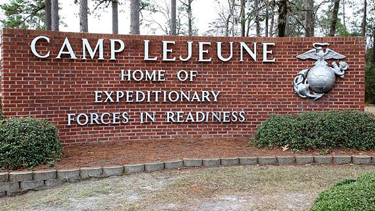 En esta fotografía sin fecha se encuentra un cartel a la entrada de la base del Cuerpo de Marines de EE. UU., Camp Lejeune, en el este de Carolina del Norte, EE. UU.