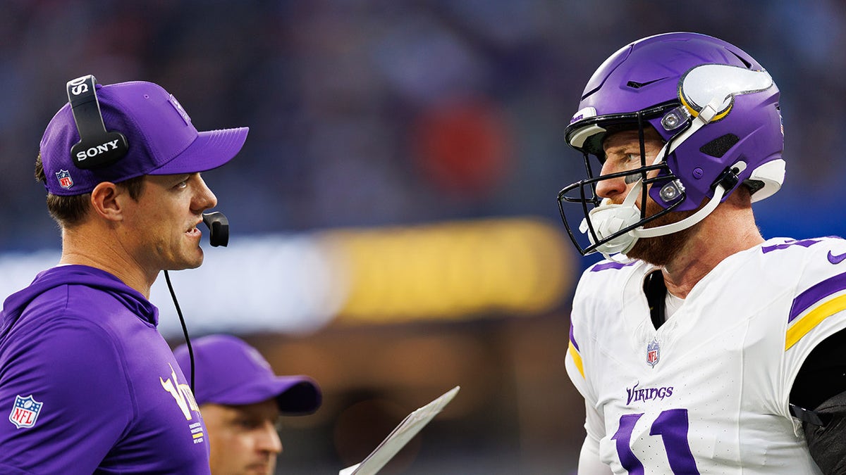 carson-wentz-kevin-oconnell-minnesota-vikings Kevin O'Connell defended his decision to stick with injured Carson Wentz in the latest loss