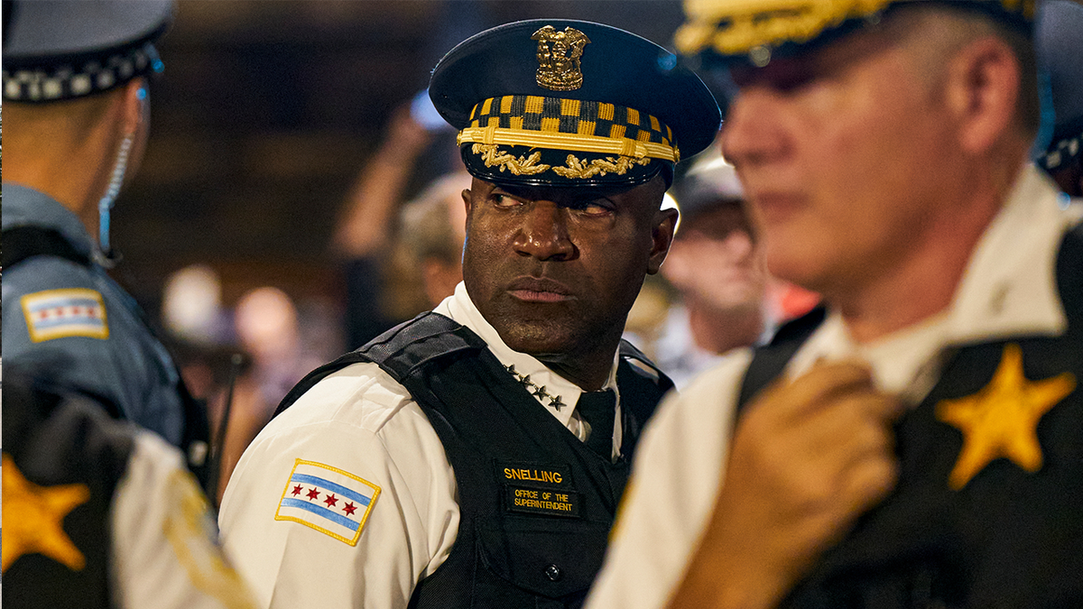 Kurator policji w Chicago, Larry Snelling, noszący kuloodporną kamizelkę nad swoim mundurem policyjnym poza Demokratyczną Konwencją Narodową w 2024 roku