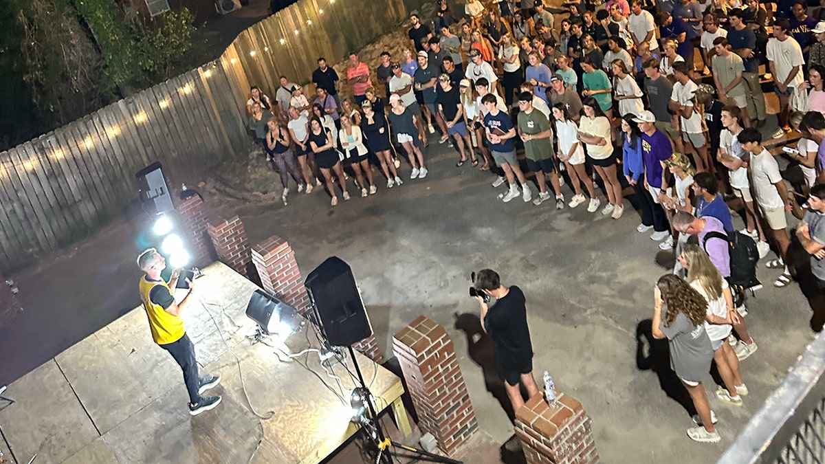 Doug Elks fala aos estudantes sobre o cristianismo, a fé e a oração em escolas de todo o país.