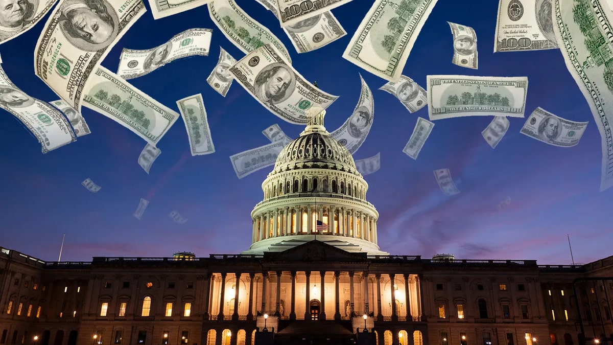 Uang jatuh di atas US Capitol