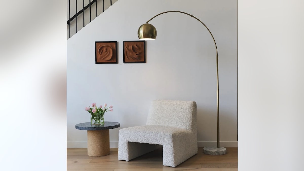 Esta lâmpada de arco é inteligente, elegante e eficiente.